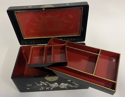 Petit coffret de mariage laque avec incrustation...