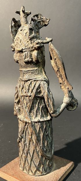 BENIN. Statuette en bronze représentant un...