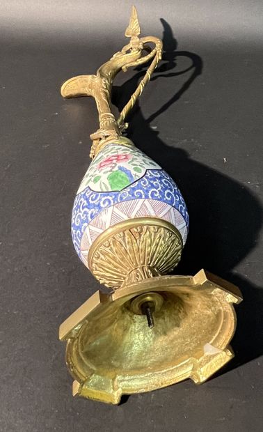Grande aiguière en porcelaine surmonté d'un...