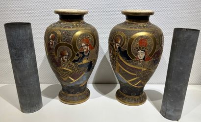 2 vases en Satsuma à décor de personnages...