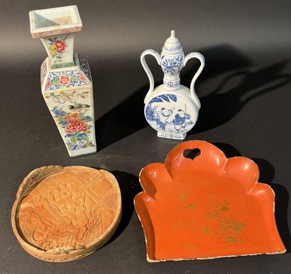 CHINE: Une gourde en porcelaine avec marque...