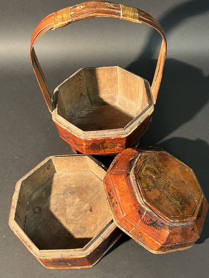 CHINE. Pannier garde manger en bois laqué...