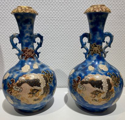 2 vases bleu japonais vers 1900.