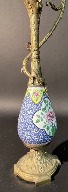 Grande aiguière en porcelaine surmonté d'un...