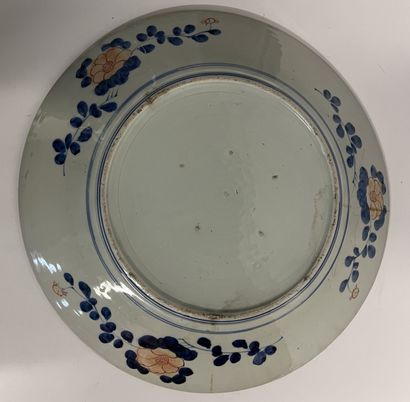 CHINE - Début XIXème - Grand plat rond peint...