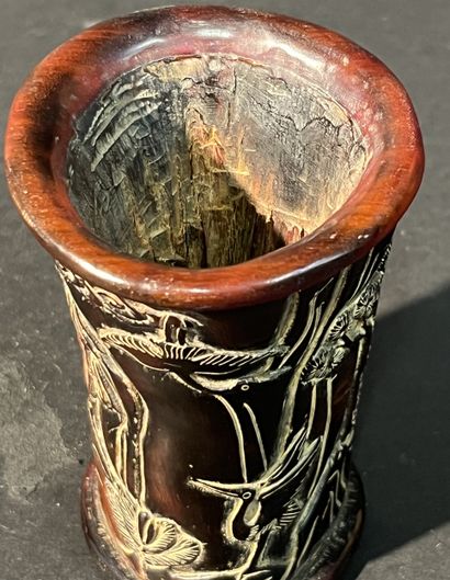 CHINE vers 1900. Pot porte crayon sculpté...