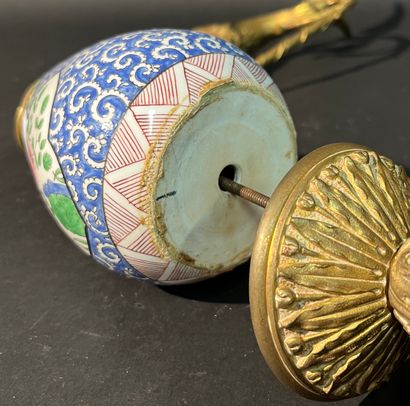 Grande aiguière en porcelaine surmonté d'un...