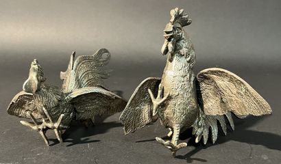 Paire de coq en métal argenté.