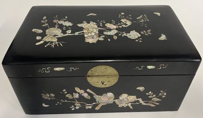 Petit coffret de mariage laque avec incrustation...