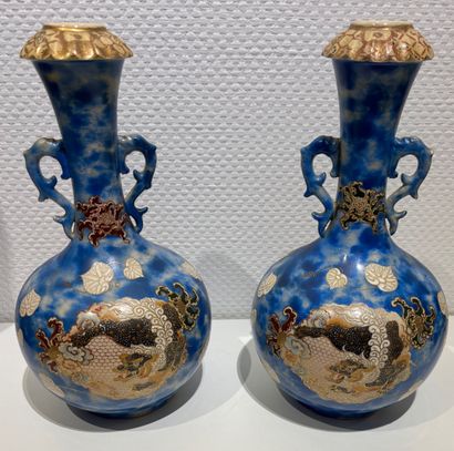 2 vases bleu japonais vers 1900.