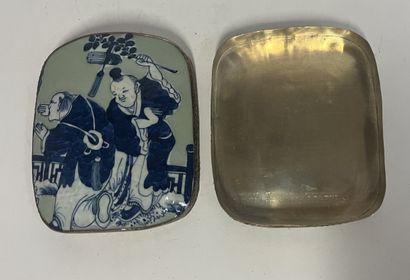 CHINE - Boite ancienne en argent avec plaque...
