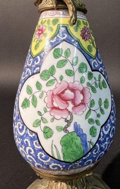 Grande aiguière en porcelaine surmonté d'un...