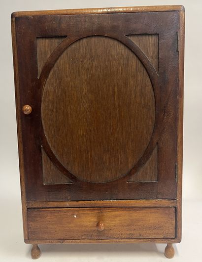 Armoire de poupée vers 1950 en bois. Travail...