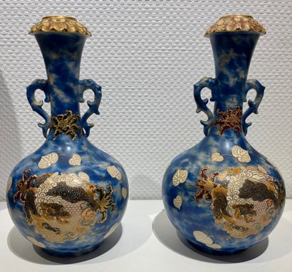 2 vases bleu japonais vers 1900.