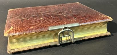 PHOTOGRAPHIES. Album en cuir filets or, regroupant...