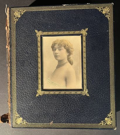CURIOSA. Album «L' Amour à travers la serrure»...