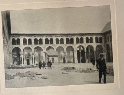 A set of 6 assorted photographs, including...