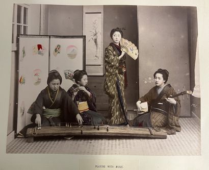 Grand Album en laque avec personnages vers...