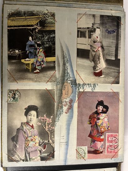 Grand Album en laque et nacre vers 1900 entièrement...