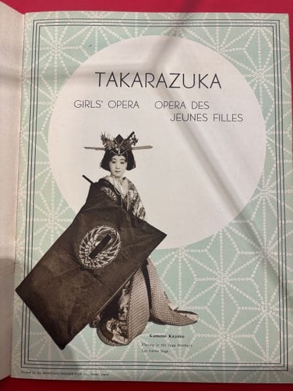 Revue TAKARAZUKA, une compagnie théâtrale...