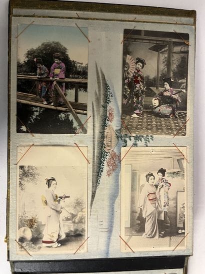 Grand Album en laque et nacre vers 1900 entièrement...