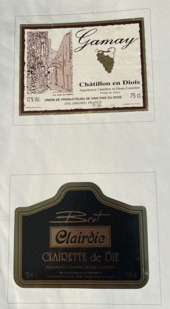Collection d'étiquettes de vin dans 2 cl...