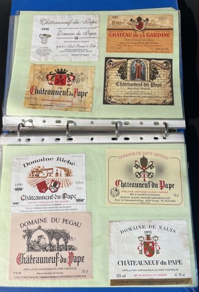 Collection d'étiquettes de vin dans 2 cl...