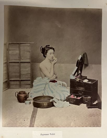 Grand Album en laque avec personnages vers...