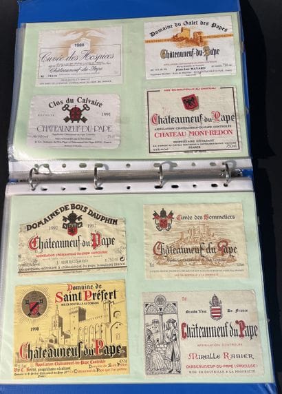 Collection d'étiquettes de vin dans 2 cl...