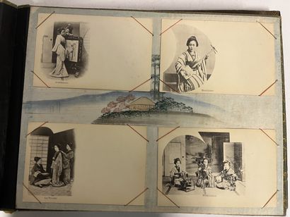 Grand Album en laque et nacre vers 1900 entièrement...