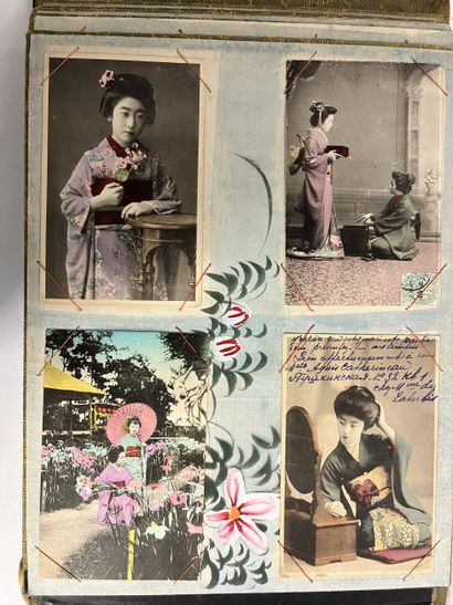 Grand Album en laque et nacre vers 1900 entièrement...