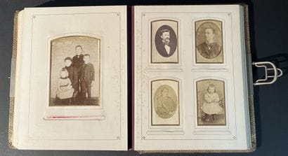 PHOTOGRAPHIES. Album en cuir filets or, regroupant...