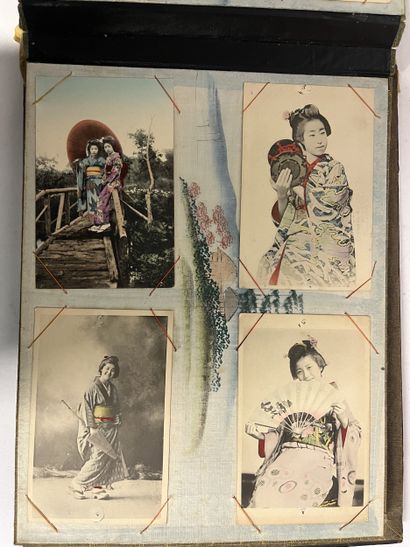 Grand Album en laque et nacre vers 1900 entièrement...
