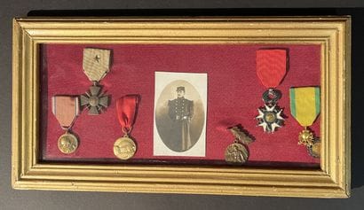 Set of 6 military medals in a frame, mostly...