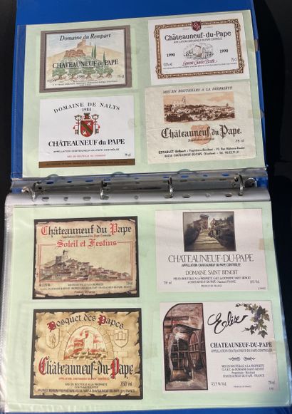 Collection d'étiquettes de vin dans 2 cl...