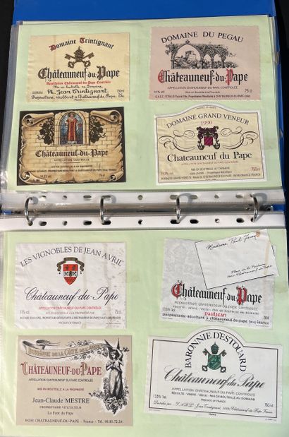 Collection d'étiquettes de vin dans 2 cl...