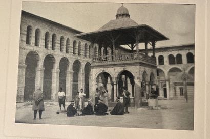 A set of 6 assorted photographs, including...