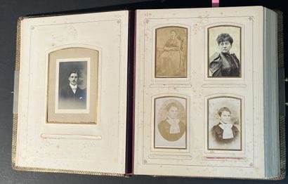 PHOTOGRAPHIES. Album en cuir filets or, regroupant...