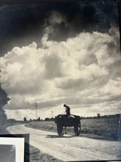 A set of 6 assorted photographs, including...