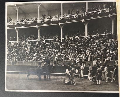 A set of 6 assorted photographs, including...