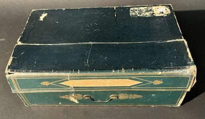 Boite en carton vers 1850 avec poignée contenant...