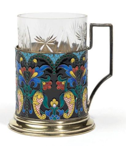 PORTE-VERRE À THÉ en vermeil (916 millièmes),...
