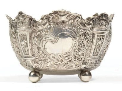 CORBEILLE en argent ajouré et repoussé de...