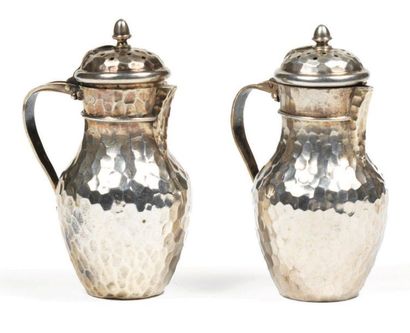 SALIÈRE-POIVRIÈRE en argent martelé en forme...