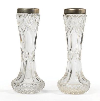 PAIRE DE VASES SOLIFLORE en cristal taillé...