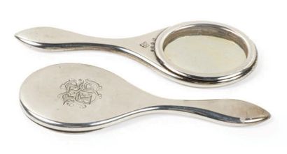 PAIRE DE MIROIRS À MAIN en argent orné d'un...