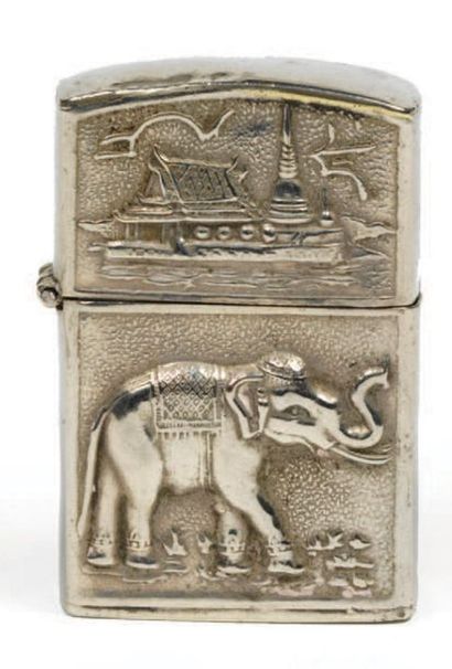 BRIQUET zippo dans un étui en métal argenté...