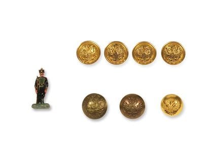 LOT DE 7 BOUTONS en laiton doré ornés de...