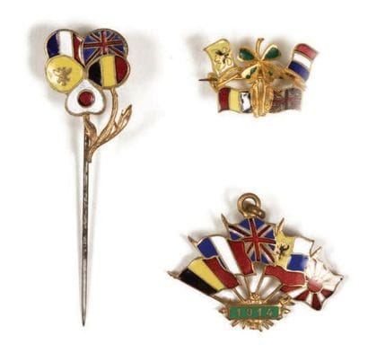 LOT D'UNE ÉPINGLE, UN PENDENTIF ET UNE BROCHE...
