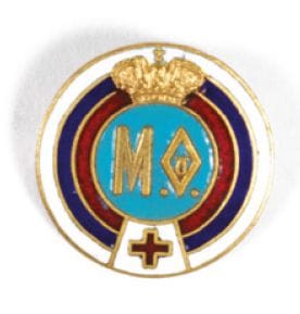 BADGE en métal doré et émaillé au chiffre...